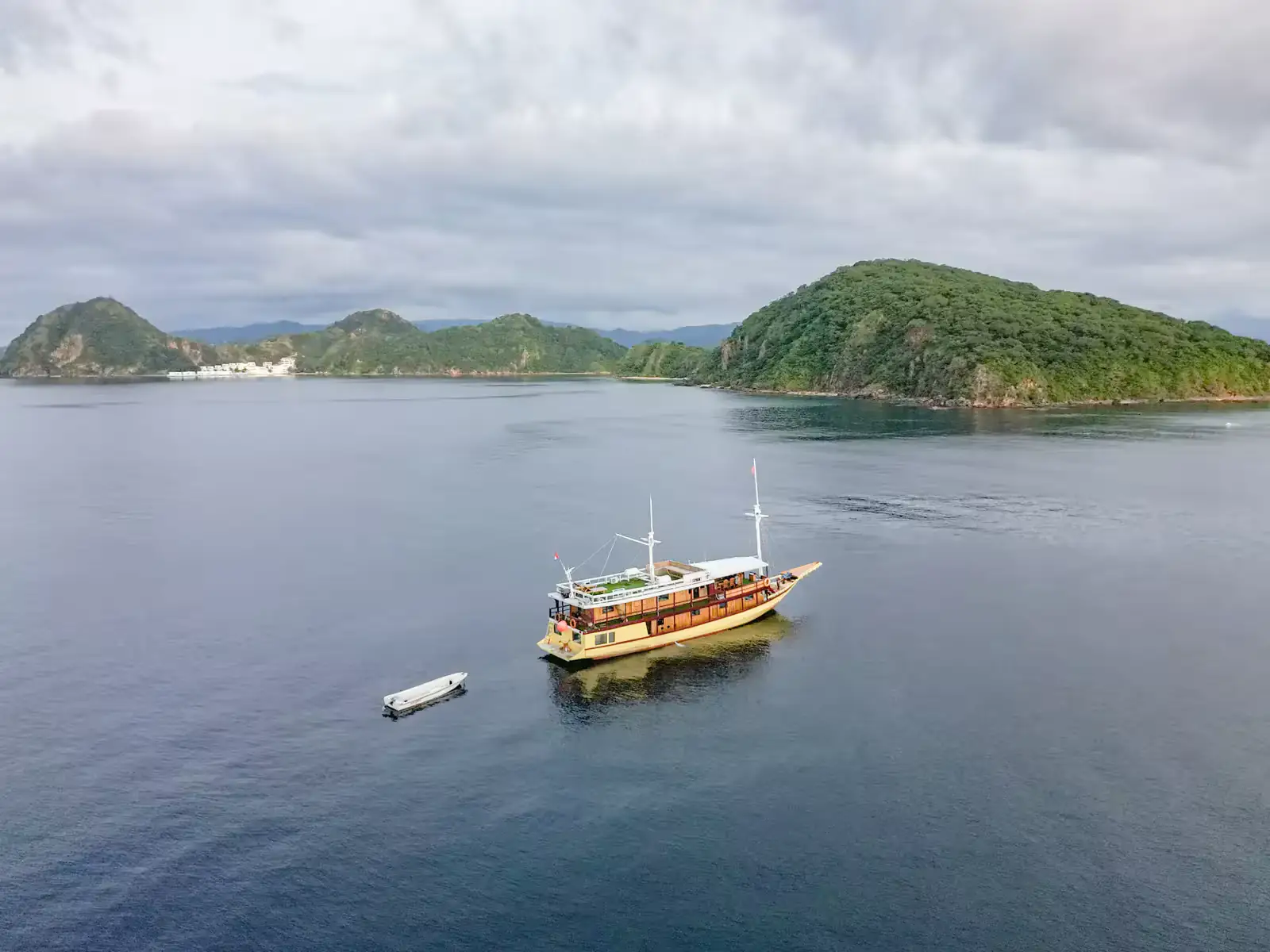 Hatira Hela - Private Trip Deluxe Phinisi