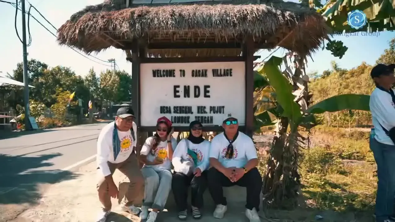 مشاركو PT Panatrade Caraka بجانب لافتة قرية Desa Wisata Sasak Ende